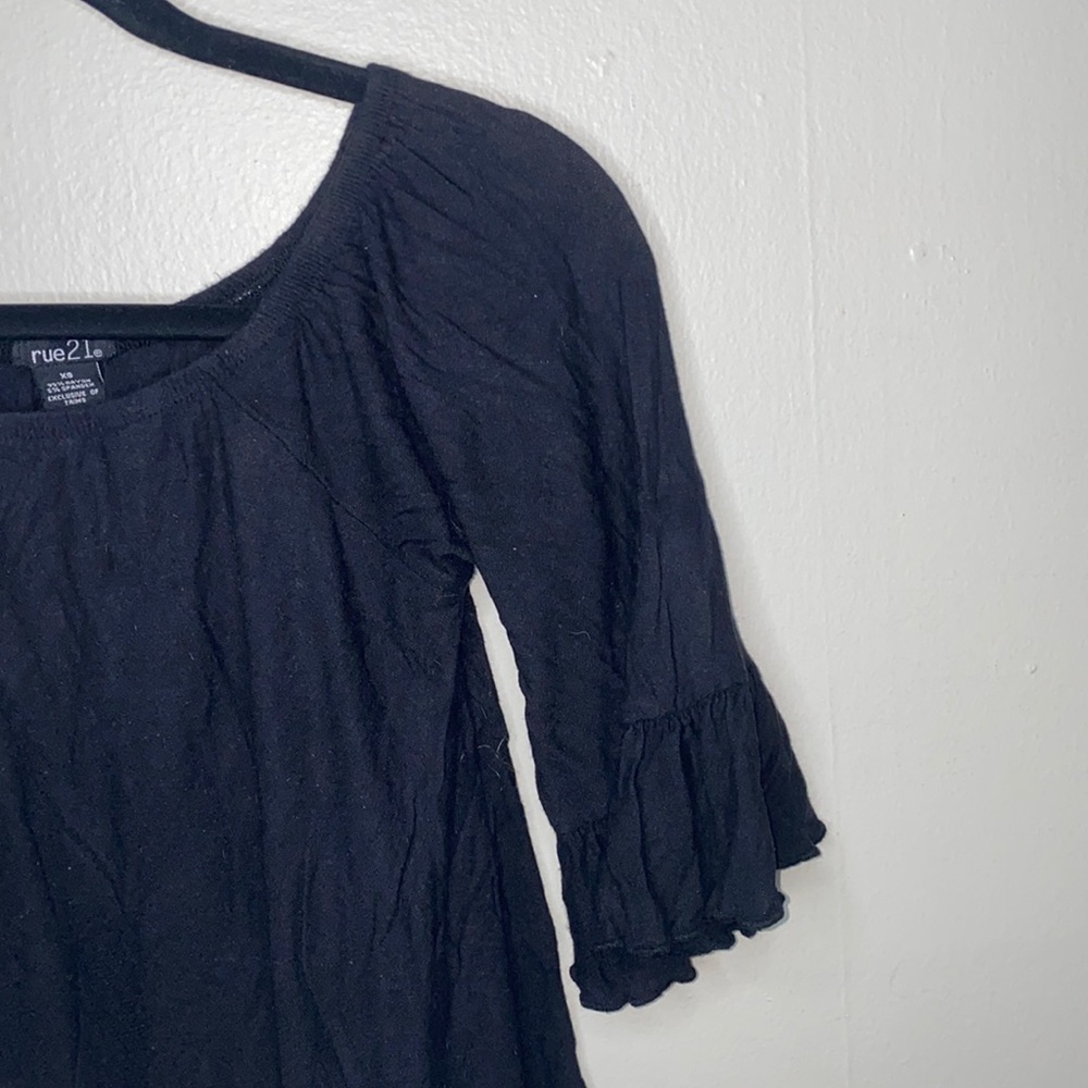 🪼Adorable black off the shoulder top!